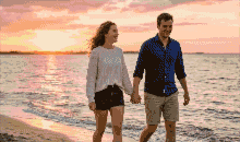 Romantischer Strandspaziergang bei Sonnenuntergang Kreuzstichmuster - Embroidered